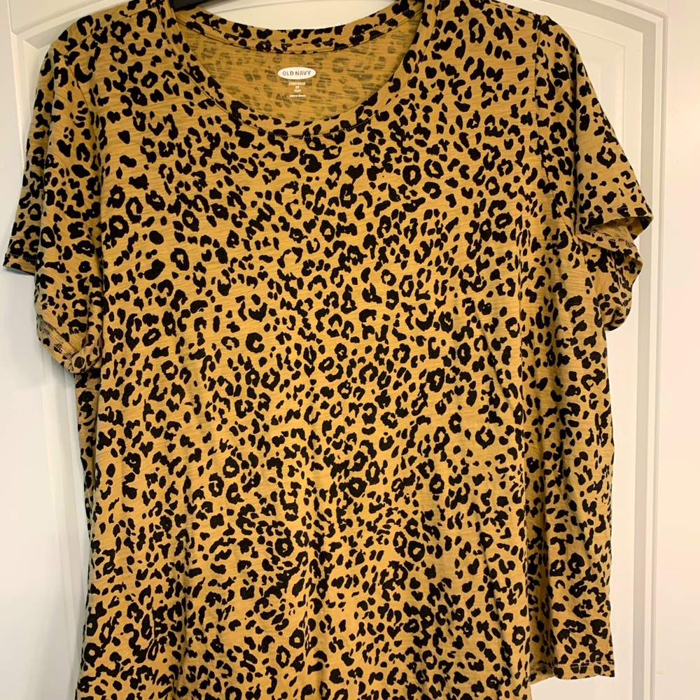 Old Navy 2x animal print T shirt. Short sleeve. In great condition.